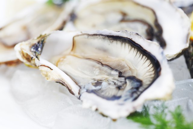 Oysters with lemon and dill