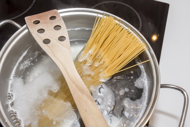 Cooking spaghetti with induction